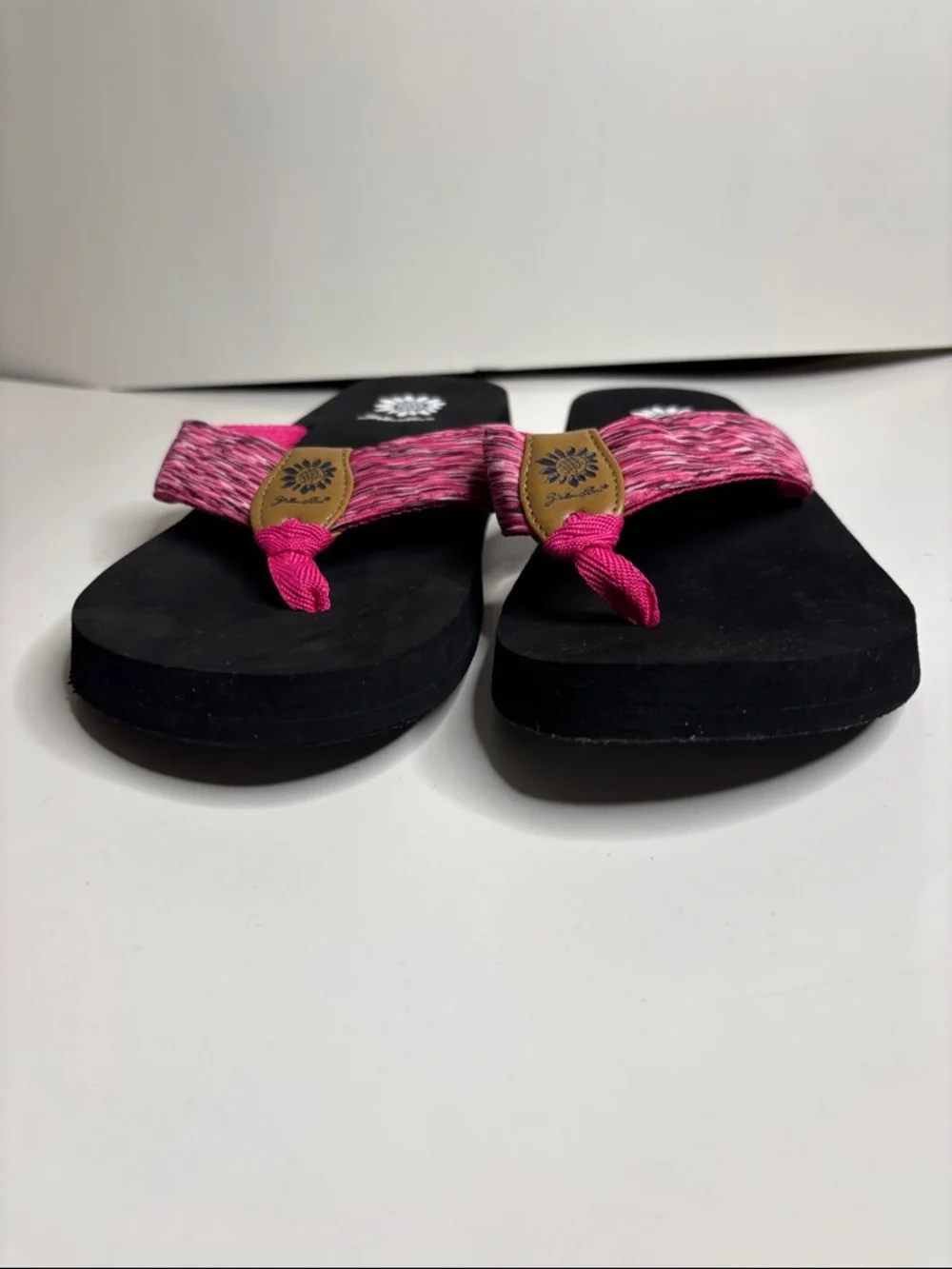 Yellow Box size 10M Pink Fabric Wedge Thong Sandals with Black Footbed - Picture 9 of 9